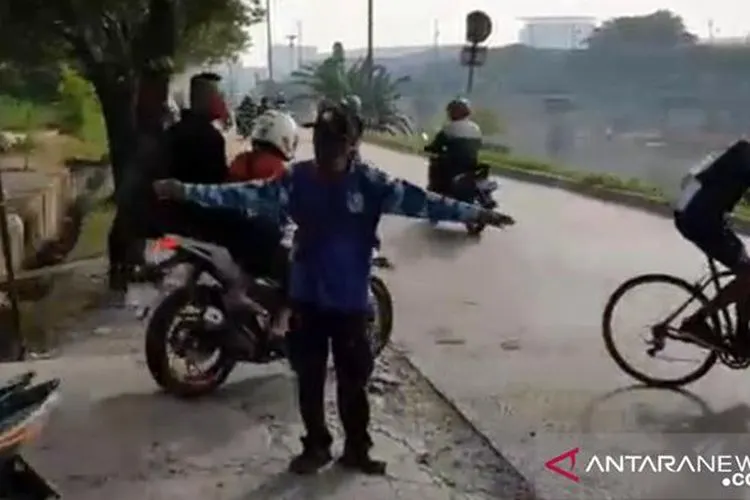 Pengendara melintas di jembatan perbatasan Jakarta Timur-Kota Bekasi menuju Jalan Sisi Banjir Kanal Timur (BKT), Sabtu (25/4/2020). Jalan tersebut dijadikan akses alternatif pengendara yang menghindari pengawasan petugas selama PSBB COVID-19. (Antara/Andi Firdaus)