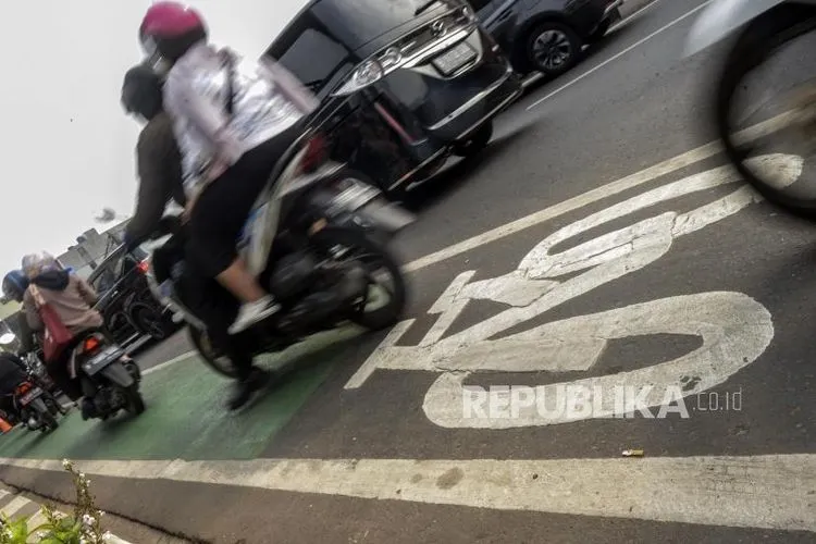 Jalur khusus sepeda disediakan selama masa PSBB Transisi di DKI Jakata. Foto: Republika/Putra M. Akbar