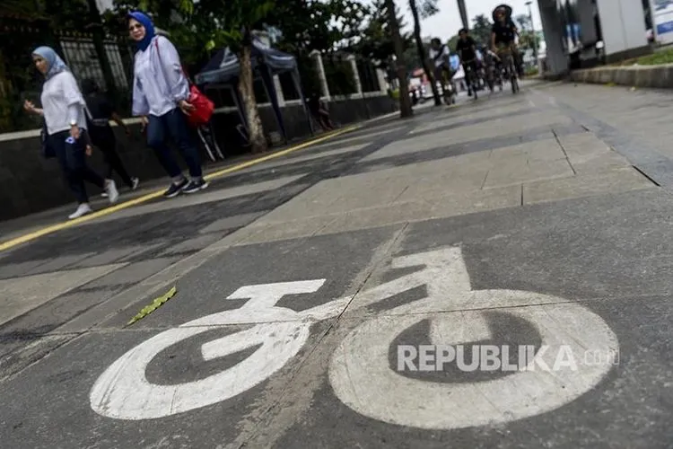 Pesepeda Keluar Jalur Didenda Rp 100 Ribu. Tanda sepeda tertera di jalur pedestrian di Jl Jenderal Sudirman, Jakarta.  Foto: Putra M Akbar
