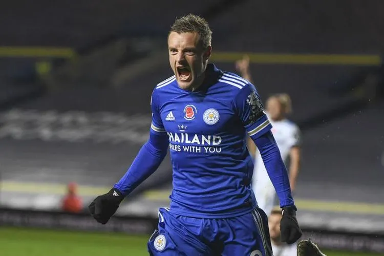 Jamie Vardy mengantarkan Leicester City ke puncak klasemen Liga Primer Inggris. Foto: EPA-EFE/Michael Regan