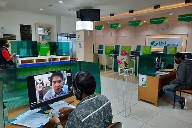 Layanan virtual Lapak Asik BP Jamsostek Bekasi, salah satu upaya mendukung kebijakan pemerintah mencegah penyebaran Covid-19 (Ayojakarta/Firda)