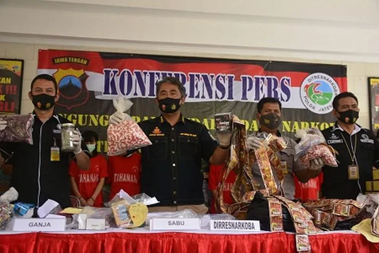 Direktur Diresnarkoba Polda Jateng, Kombes Pol. Ig. Agung Prasetyoko saat menunjukkan sejumlah jamu ilegal (dok)