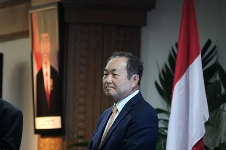 Rektor asing asal Korea Selatan, Jang Youn Cho diperkenalkan disela-sela kegiatan pembukaan Hari Kebangkitan Teknologi Nasional (HAKTEKNAS) 2019 di Sanur, Denpasar, Bali, Senin (26/8/2019). Jang Youn Cho diperkenalkan menjadi rektor Universitas Siber Asia yang diselenggarakan Universitas Nasional Jakarta dan menjadi rektor asing pertama di Indonesia. ANTARA FOTO/Fikri Yusuf/aww.