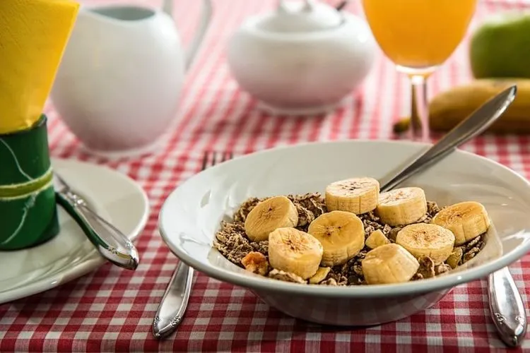 Menu sarapan. Kesehatan mental orang bisa terdampak ketika mereka sering melewatkan jam makan.  Foto: pixabay