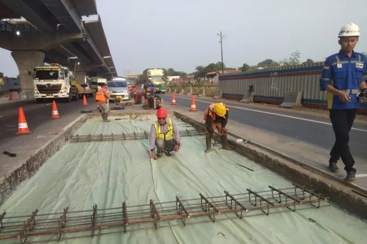 PT Jasa Marga (Persero) kembali melaksanakan pekerjaan pemeliharaan dengan metode konstruksi rigid kedua jalur pada Jalan Tol Jakarta-Cikampek. (Jasa Marga)