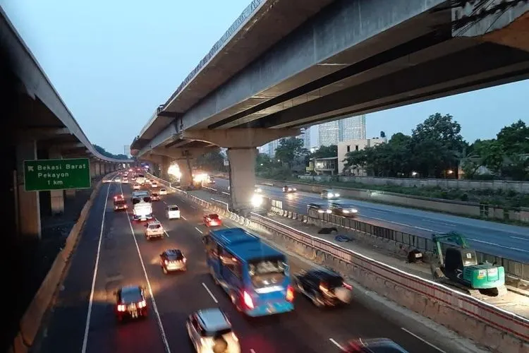 Sejumlah kendaraan melintas menuju timur di KM 11 ruas Tol Japek (Republika/Febryan A)