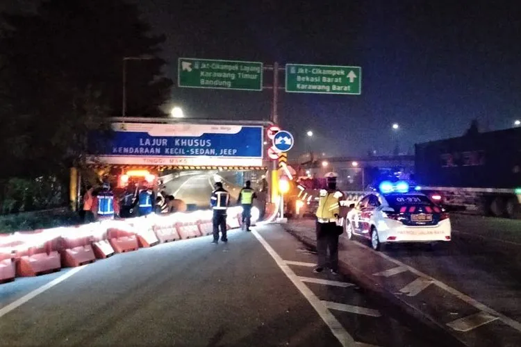 Petugas saat menutup sementara Jalan Tol II Elevated ( Dok PT Jasa Marga).