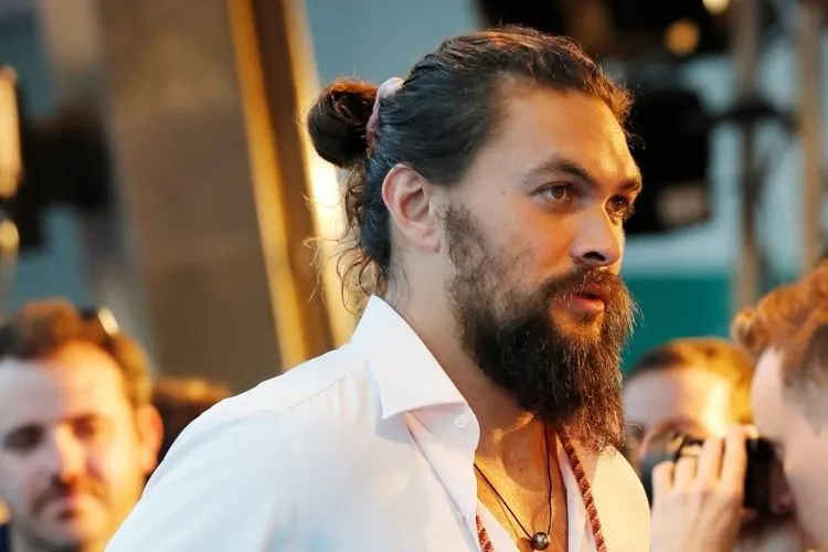 Bintang Aquaman Jason Momoa mengunggah video percakapan Facetime-nya dengan anak yang mengidap kanker langka ke Instagram. Foto: EPA