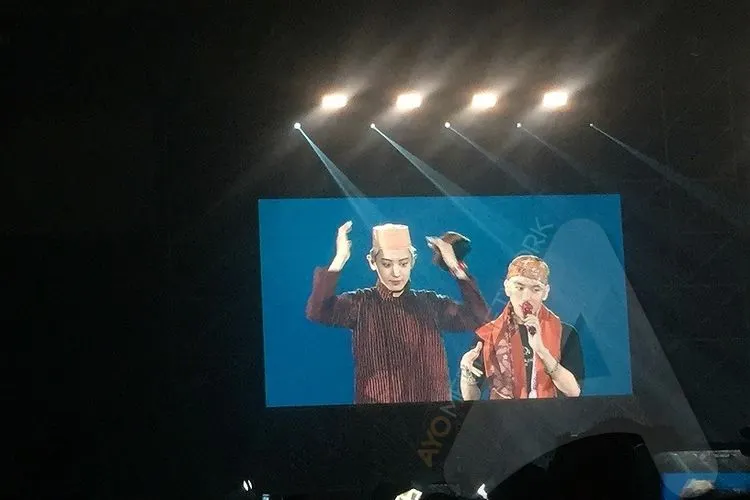 Chanyeol dan Baekhyun menggunakan baju Jawa dan blangkon (Ayojakarta.com/Istihanah Soejoethi)