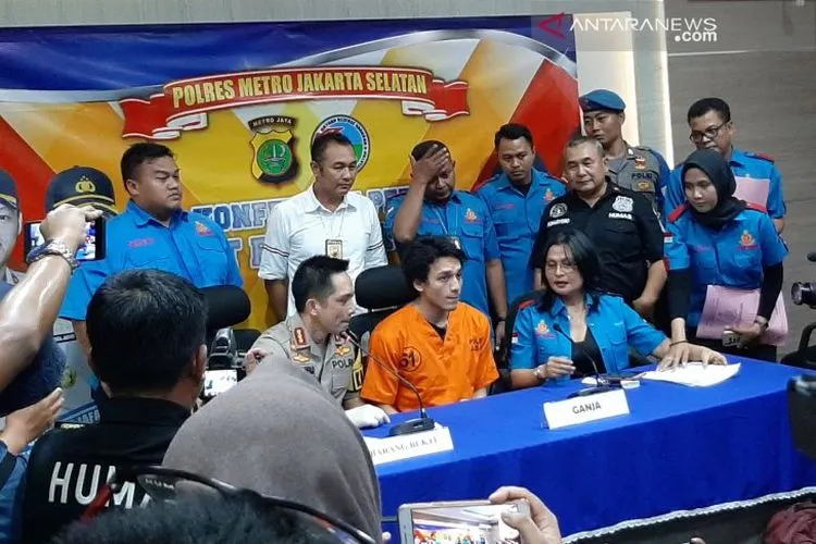 Aktor Jefri Nichol, yang tertangkap menggunakan ganja, dalam konferensi pers di Polres Jakarta Selatan, Rabu (24/7/2019). (ANTARA)