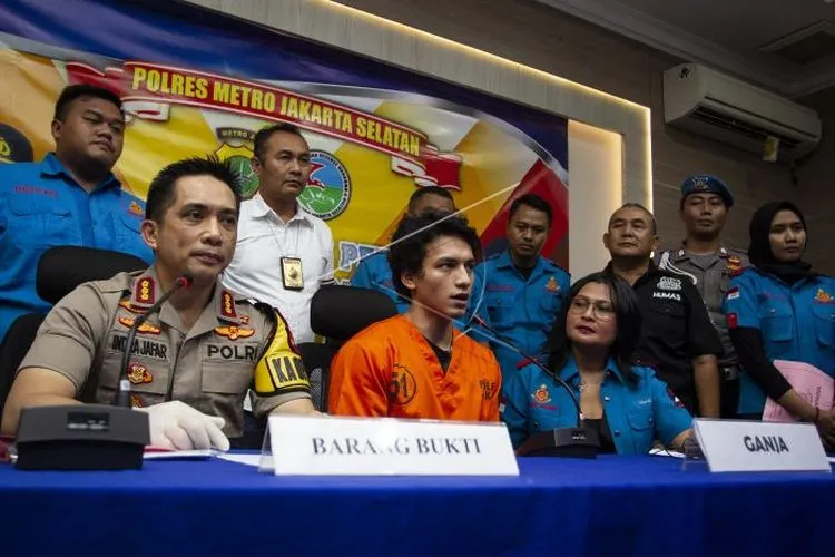 Kapolres Metro Jakarta Selatan Kombes Pol Indra Jafar (kiri) didampingi Kasat Narkoba Kompol Vivick Tjangkung (kanan) menghadirkan aktor Jefri Nichol (tengah) yang terjerat kasus narkoba saat rilis di Polres Metro Jakarta Selatan, Jakarta, Rabu (24/7/2019). Aktor Jefri Nichol ditangkap atas dugaan kepemilikan narkotika dengan barang bukti ganja seberat 6,01 gram. (ANTARA)