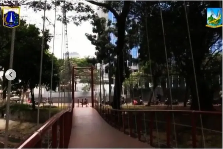 Jembatan gantung di Taman Sumenep, Tosari, Jakarta Pusat/Instagram @dkijakarta