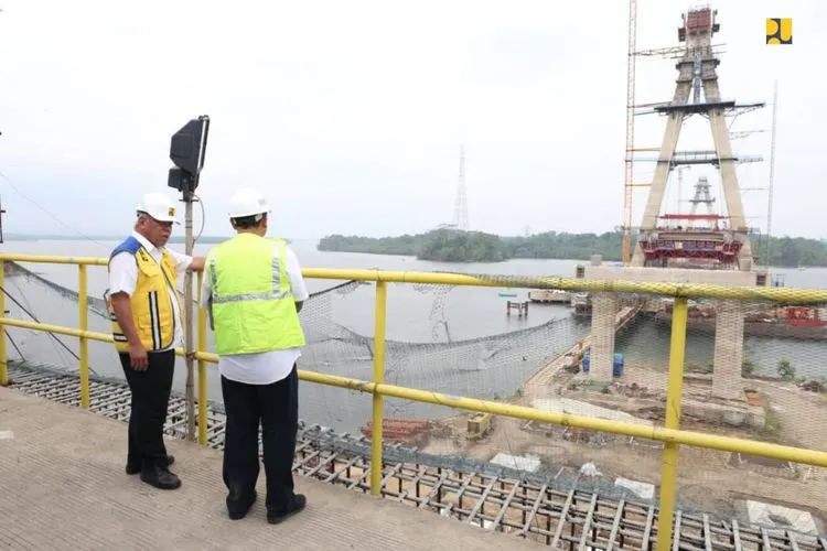 Menteri PUPR, Basuki Hadimuljono, memantau pembangunan Jembatan Pulau Balang II yang berada di atas Teluk Balikpapan, Kalimantan Timur. Pembangunan jembatan tersebut sudah mencapai 71 persen hingga Desember ini. (Foto: Biro Komunikasi Publik Kementerian PUPR)