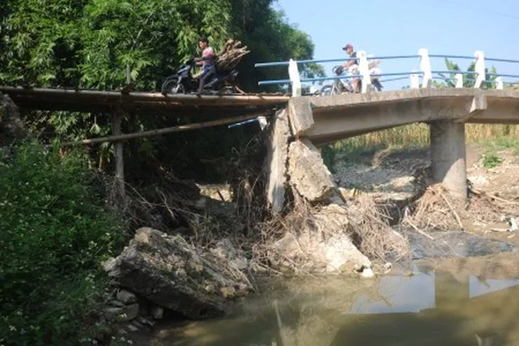 Ilustrasi--Warga melintas di jembatan yang rusak di Kedungdondo, Kalimati, Juwangi, Boyolali, Jawa Tengah, Senin (24/6/2019). Menurut warga setempat, jembatan tersebut rusak akibat diterjang banjir pada Januari 2019 lalu, hingga kini hanya diperbaiki dengan bambu yang dapat membahayakan warga karena kondisi infrastruktur jembatan yang sudah tidak kokoh lagi. ANTARA FOTO/Aloysius Jarot Nugroho/wsj.