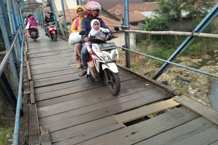 Warga melintas di Jembatan Gunung Batu. (ayobogor.com/Husnul Khatimah)