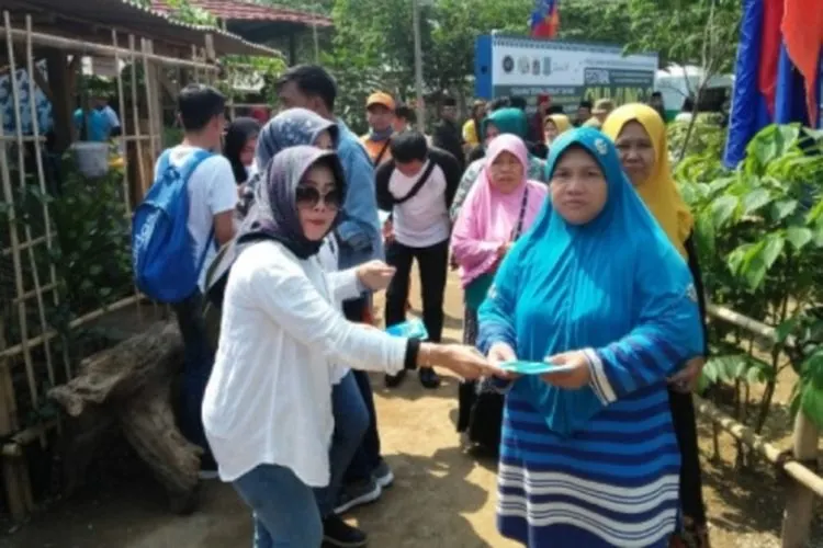 Petugas Sudin Dukcapil Jaktim menggelar layanan jemput bola di sela Festival Ciliwung/Beritajakarta.id