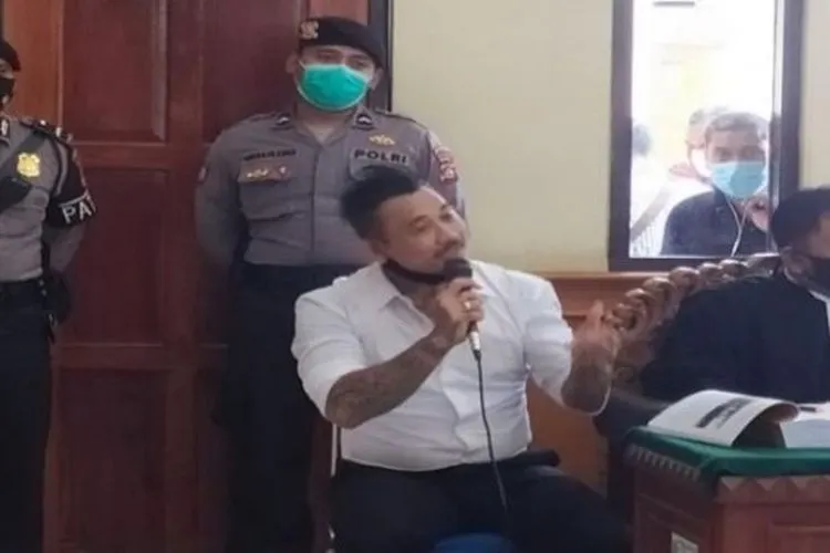 I Gede Ari Astina alias Jerinx  dalam sidang kasus IDI Kacung WHO/ Berita Bali via Suara.com