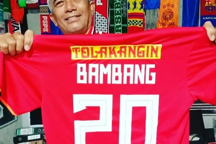 Mayor Haristanto menunjukkan jersey home Persija milik Bambang Pamungkas, Selasa (10/11/2020). (ist)