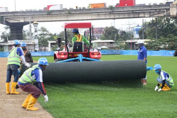 PT Jakarta Propertindo (Jakpro) uji coba pemasangan rumput hybrid di lapangan latih Jakarta International Stadium (JIS) / dok