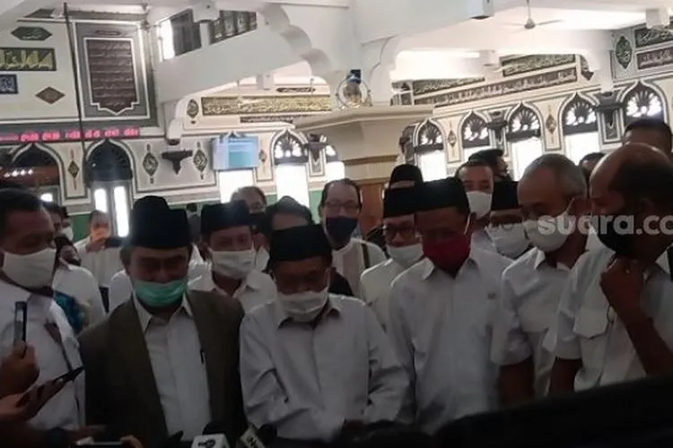Mantan Wakil Presiden Jusuf Kalla (JK) usai menunaikan ibadah salat Jumat di Masjid Al Azhar, Kebayoran Baru, Jakarta Selatan. (Suara.com/Yosea Arga)
