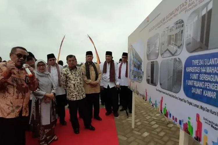 Mantan Wapres RI, Jusuf Kalla resmikan Rusunawa Akademi Sentra Tenun di Tanah Datar (Dok: PUPR)