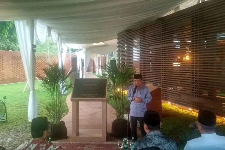 Mantan Wakil Presiden RI sekaligus Ketua Umum Dewan Masjid Indonesia (DMI), Jusuf Kalla atau JK, meresmikan Musala An-Nur di Hutan Kota Plataran, Senayan, Jakarta Pusat.