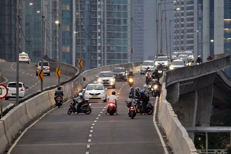 Pengendara sepeda motor nekat melawan arah demi menghindari razia polisi di jalan layang non tol (JLNT) Kasablanka. (Kompas Images/Kristianto Purnomo)