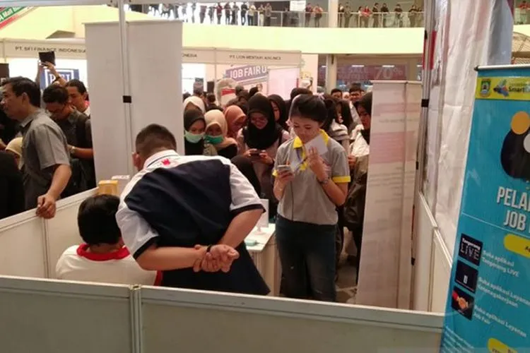 Kepala Zona Kamla Timur Laksamana Pertama Bakamla Vetty V. Salakay menyerahkan bantuan kepada masyarakat terdampak gempa di Desa Waai jemaat Talita Kumi 2 dan Desa Waai Dusun Wainuru, Rabu (2/10/2019)/(Humas Bakamla RI