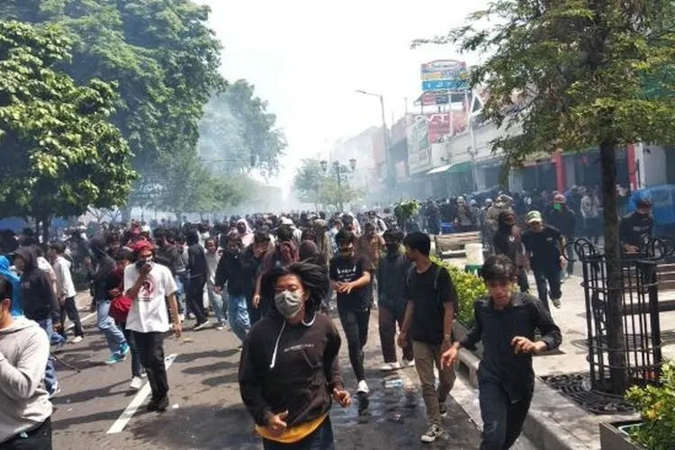 Aksi massa penolakan pengesahan UU Cipta Kerja di DPRD DIY bertajuk Jogja Memanggil diwarnai kericuhan, Kamis (8/10/2020). [Muhammad Ilham Baktora / SuaraJogja.id]