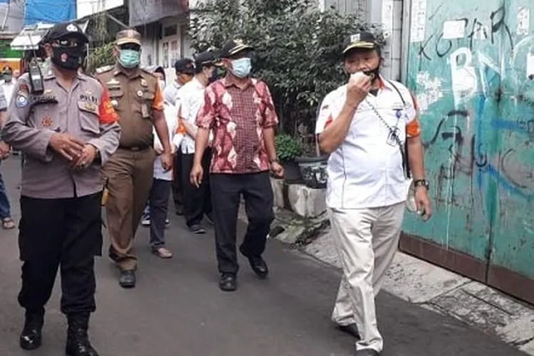 Jajaran tiga pilar Kelurahan Kampung Rawa, keluar-masuk gang guna mensosialisasikan gerakan 3M di wilayah Kampung Rawa, Johar Baru, Jakarta Pusat/dok: pusat.jakarta.go.id