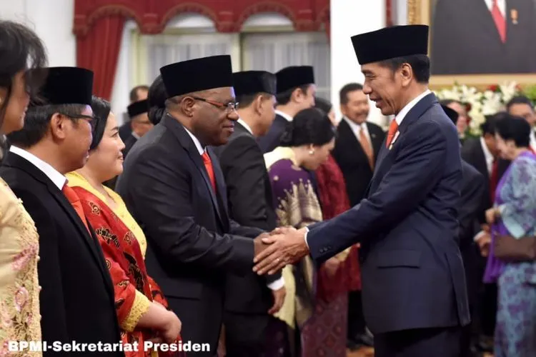 Presiden Jokowi menyalam John Wempi Watipo usai pelantikan 12 Wakil Menteri Kabinet Indonesia Maju di Istana Negara, Jakarta, Jumat (25/10/2019)/Setpres-Biro Komunikasi Publik PUPR