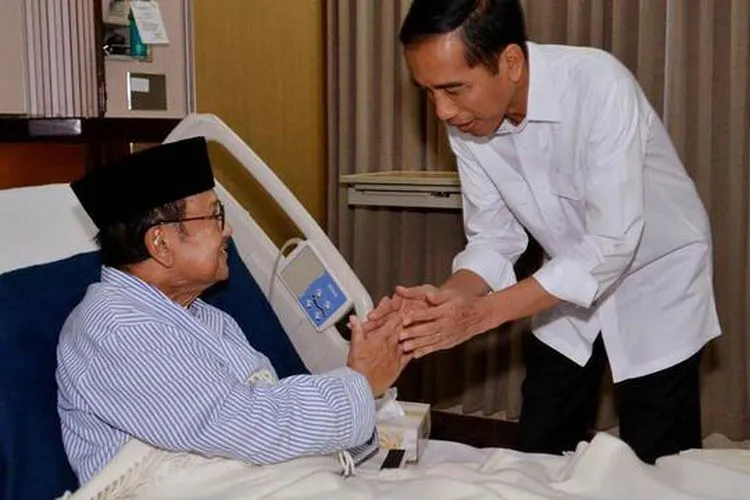 Presiden Jokowi saat menjenguk BJ Habibie yang tengah terbaring sakit di RSPAD Gatot Soebroto, Jakarta, (28/10/2014)/Rumah Tangga Presiden