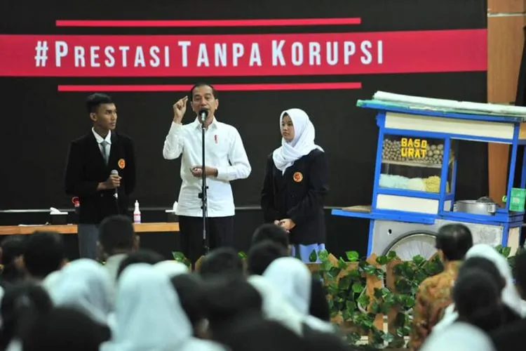 Presiden Jokowi dalam peringatan Hari Antikorupsi 2019 di SMKN 57 Jakarta, Senin (9/12/2019)/Setkab