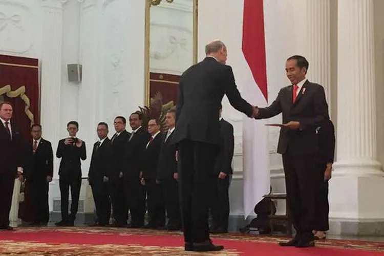 Presiden Jokowi menerima surat kepercayaan dari 14 Duta Besar Luar Biasa dan Berkuasa Penuh (LBBP) di Istana Merdeka, Jakarta, Rabu (20/11/2019)/(Merdeka.com/Supriatin)