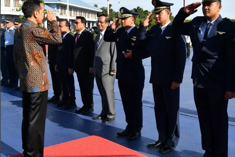 Presiden Joko Widodo di Bandara Halim Perdana Kusuma, Jakarta, Minggu (12/1/2020)(Twitter @jokowi)