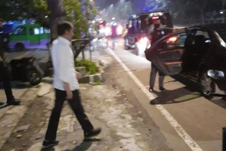 Presiden Joko Widodo atau Jokowi kembali bagi-bagi sembako kepada masyarakat saat pandemi Covid-19. (Ist)