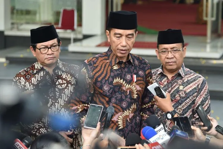 Presiden Jokowi didampingi Sekretaris Kabinet, Pramono Anung dan Sekretaris Negara, Pratikno saat memberi keterangan di Istana Presiden, Jakarta Pusat, Jumat (27/9/2019)/Biro Presiden RI