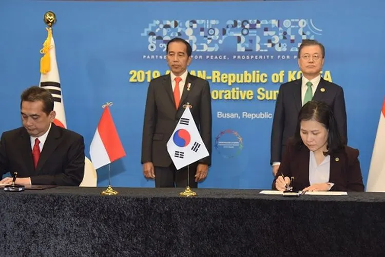 Presiden Jokowi dan Presiden Moon Jae-in menyaksikan penandatanganan kerja sama RI-Korsel, usai pertemuan bilateral di Hotel Westin, Busan, Senin (25/11/2019) siang. (Setkab.go.id/Deny S)