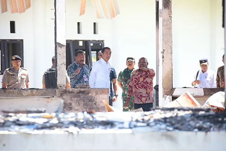 Presiden Joko Widodo didampingi Panglima TNI Marsekal TNI Hadi Tjahjanto, Gubernur Papua Lukas Enembe dan Bupati Jayawijaya, Jhon Banua saat meninjau kantor Bupati Wamena yang rusak dalam kerusuhan, di Wamena, Papua, Senin (28/10/2019)/Puspen TNI