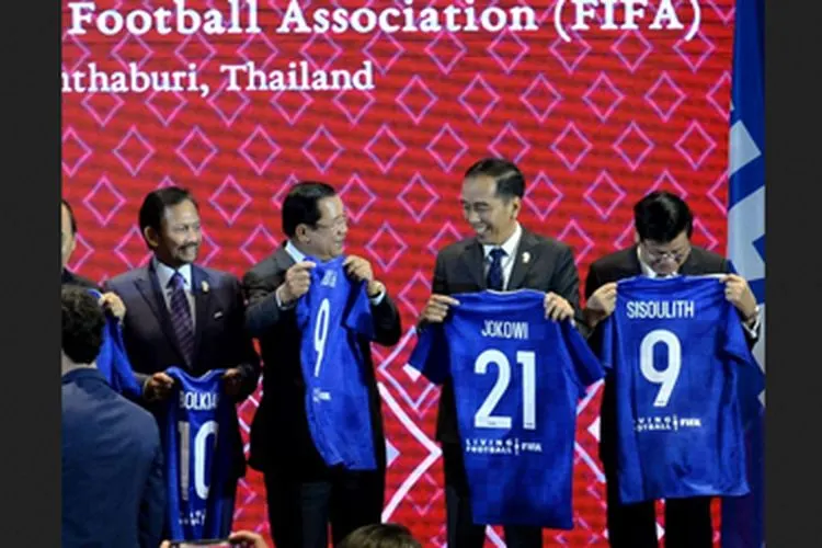 Para pemimpin negara di ASEAN mendapat jersey dari FIFA di Bangkok, Thailand, Sabtu (2/11/2019)/Twitter Presiden Jokowi