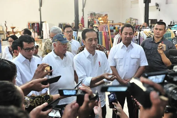 Presiden Jokowi menjawab pertanyaan wartawan di sela kunjungan kerja ke Semarang, Jawa Tengah. (Humas Setkab)