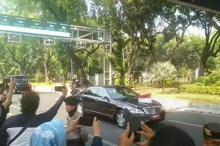 Presiden Joko Widodo dan Istri dikawal super ketat menuju gedung MPR/DPR/Ayojakarta.com