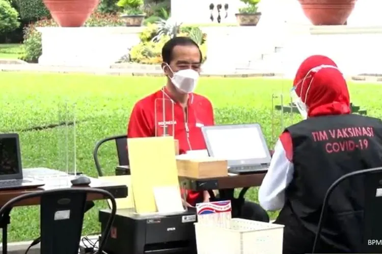 Presiden Jokowi Beres Vaksinasi Kedua, Targekan 900 Ribu sampai 1 Juta Orang Divaksin Setiap Hari/YouTube Sekretariat Presiden