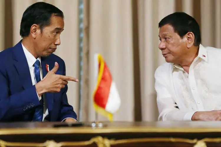 Presiden Joko Widodo berbincang dengan Presiden Filipina Rodrigo Duterte dalam kunjungannya ke Manila, Filipina/AP