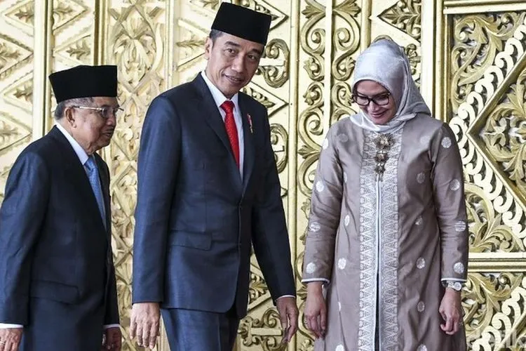 Presiden Joko Widodo bersama Wapres Jusuf Kalla dan Komisioner KPU Evi Novida Ginting Manik menghadiri pelantikan anggota DPR RI di Komplek Parlemen, Selasa (1/10/2019)/Antara