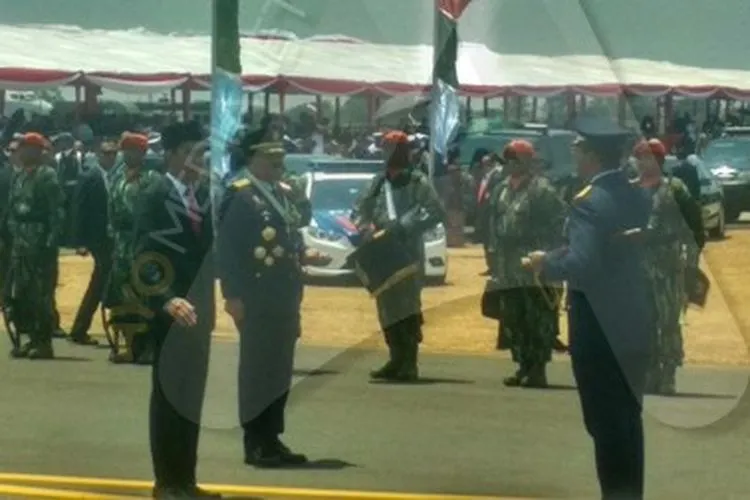 Presiden Joko Widodo di Lanud Halim Perdanakusumah memimpin upacara peringatan HUT ke-74 TNI/Ayojakarta.com