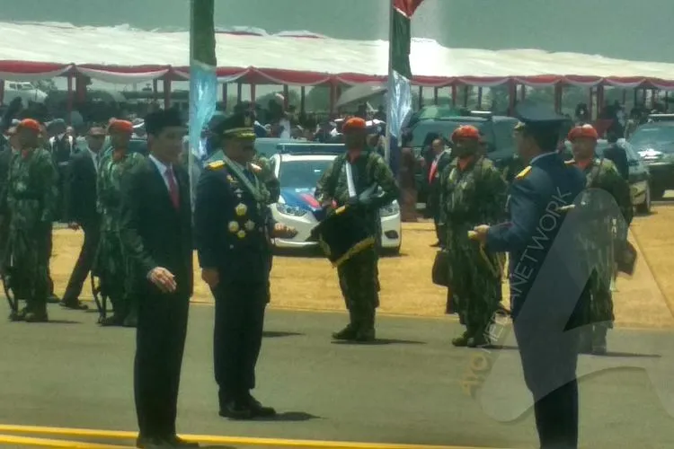 Presiden Jokowi ketika tiba di Lanud Halim Perdana Kusuma, Jaktim, untuk memimpin upacara peringata HUT ke-74 TNI/Ayojakarta.com