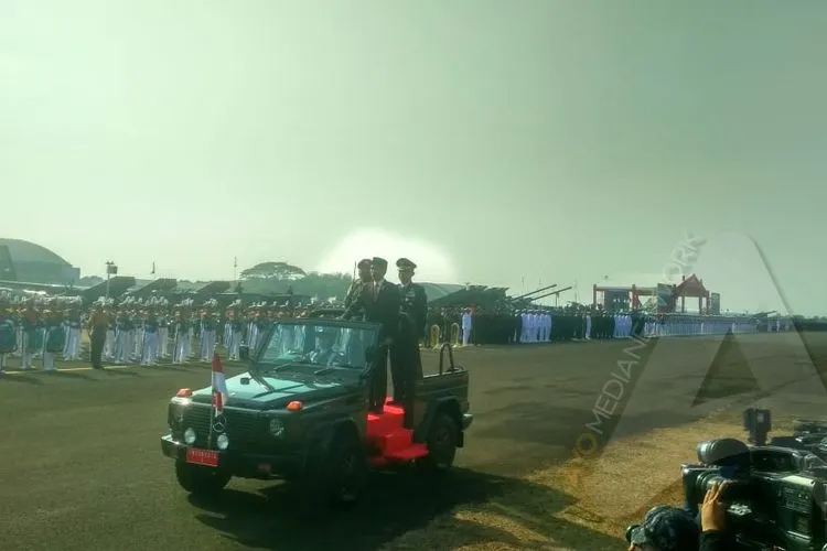 Presiden Jokowi melakukan inspeksi pasukan pada Upacara Parade dan Defile HUT Ke-74 TNI di Lanud Halim Perdana Kusuma, Jakarta Timur/Ayojakarta.com