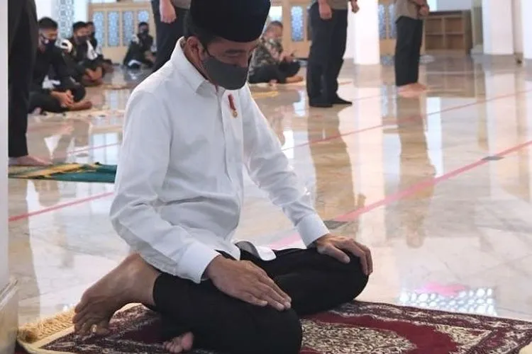 Presiden Jokowi saat ikut menjalani salat Jumat di Masjid Baiturrahim, Kompleks Istana Kepresidenan. (Foto: Lukas - Biro Pers Sekretariat Presiden)