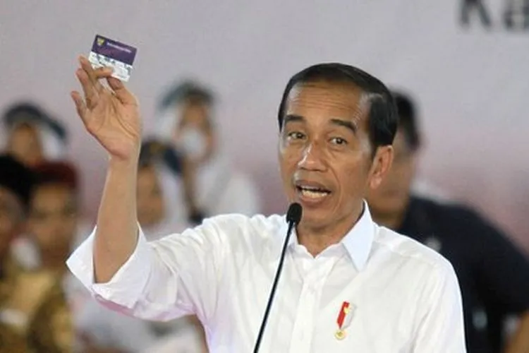 Presiden Joko Widodo tunjukkan Kartu Pra Kerja (Antara/Adiwinata Solihin)